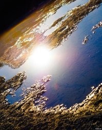 Эта фотография лужи выглядит как вид Земли из космоса