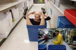 Джесси ищет в магазине пластиковый контейнер?