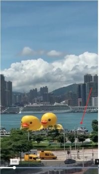 Вот это судно обеспечения. Так же на вашем фото позади дрейфует тоже самое судно обеспечения и на нём есть пожарная система, а за ним проходит полицейский катер.