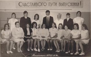 У выпускников тут такие лица, как будто их на расстрел поведут.