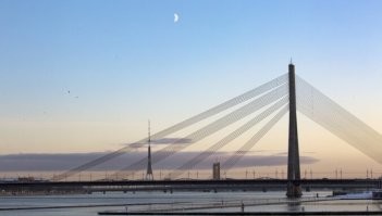 У нас раньше была мода на ванты моста лазить (сейчас, слава Богу, обернули колючкой и ещё чего-то там и это дебильство прекратилось), так я раз два часа из-за какого-то кретина в пробке стоял - был готов конкретно скинуть урода!