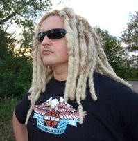 Я имел шикарные дреды, последний засвет 20-ти летие казантипа, вот на закрытие и мотнулся... оттопырился по полной, а дома с велика упоролся башкой о камень, да так, что для оперирования кабины дреды срезали... после этого пока не заплетал, но в любом случае к ним вернусь-это особое ощущение реальности, в них что-то есть-однозначно!