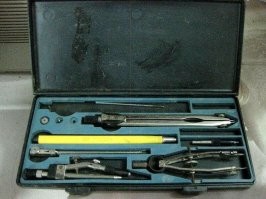 Мне кажется, что это уже в 90 годы начали выпускать. Цанги из пластика дешевле металлических, да и делать их быстрее. Но не уверен.