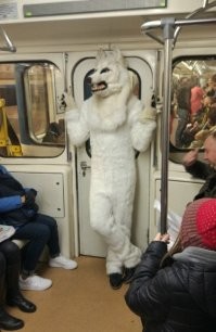 Сразу видно человек либо проездом в Питере либо недавно переехал, там в метро кого только не встретишь 

культурная столица же ёпты