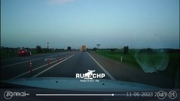 Скорее всего не "учительствовала", а увидела впереди сужение обочины и ограждение мостика, поэтому резко стала перестраиваться