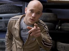 Там лысый больше похож на чувака из реальных пацанов))