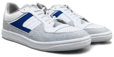 Кроссовки, кстати, напоминают известный питерский бренд.