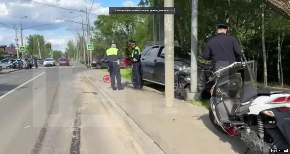 Дальше за машиной есть поворот, куда и пытался повернуть скутер.
То что  ты считаешь точкой столкновения, там где лежит рамка номера, ею не является.
Ничего там не прочерчено, это мокрый след от машины проехавшей по луже.
То что я не ищу для тебя список нарушений, не считаю нужным. Так как это твои хилые попытки как-то оспорить само нарушение, типа, я вот не дал список, значит и не было нарушений. 
А ещё она обгоняла на пешеходном переходе, он дальше виднеется, что запрещено.
Пластик на скутере разбит слева, что указывает на то, что именно она его ударила.