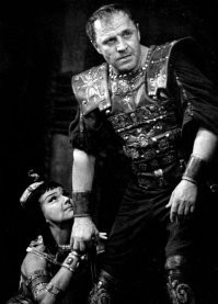 А теперь на бал с царицей Египта, которая дает всему Риму...©