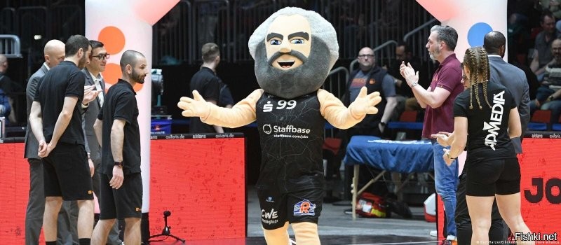 Карл Маркс стал талисманом баскетбольной команды из г.Хемниц семь лет назад. 
Ранее г.Хемниц носил название Карл-Маркс-Штадт.