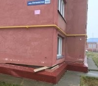 @лять, тысячу раз уже писали -- дом стоит на сваях, "фундамент" здесь -- декоративный элемент, как карниз у стен.

Это не балкон, а место для удобной установки кондиционеров, вентиляции и прочих климатических систем.