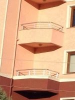 @лять, тысячу раз уже писали -- дом стоит на сваях, "фундамент" здесь -- декоративный элемент, как карниз у стен.

Это не балкон, а место для удобной установки кондиционеров, вентиляции и прочих климатических систем.