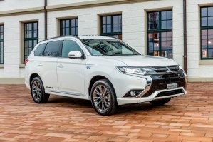 митсубиси аутлендер PHEV, пробег на батарейке до 180 км (реальные отзывы от службы которая их использует)
но ценник на такой плаг-ин гибрид немножко кусючий, эквивалент 50000 долларов по курсу в любой национальной валюте, это первое.
ну и второе на каких рынках эта машинка оффициально осталась и продается.

дизайн конечно на любителя, зря с дверей и арок колесных накладки убрали, смотрится так себе, колесики лилипуты и тушка ( хоть и 18 дюймов)