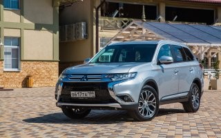 митсубиси аутлендер PHEV, пробег на батарейке до 180 км (реальные отзывы от службы которая их использует)
но ценник на такой плаг-ин гибрид немножко кусючий, эквивалент 50000 долларов по курсу в любой национальной валюте, это первое.
ну и второе на каких рынках эта машинка оффициально осталась и продается.

дизайн конечно на любителя, зря с дверей и арок колесных накладки убрали, смотрится так себе, колесики лилипуты и тушка ( хоть и 18 дюймов)
