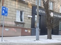 А тут может выносной ларек цветочный летом ставят....
