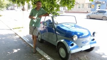 Я однаджы на моргуновке своей с ретропарада ехал, до дому оставалось 10 км, на одной из далёких остановок стояла девушка, я в шутку остановился, садись говорю, бесплатно довезу....она молодец, села не постыдилась, всю дорогу молчала...) может стыдно было, а может и не хотела орать, в моргуновке мотор то от мотыка, очень грохочет...