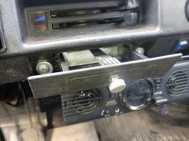 Добавляет ощущение простора за счёт уменьшения передней панели и отказа от центрального тоннеля. 
Места для хранения мелочей сформированы под влиянием того, что было, с включением дизайнерских деревянных вставок ручной работы. 
В роли адаптивной интеллектуальной подсветки выступает штатный плафон над дверью, светящий в висок. 
Вся звуковая архитектура обеспечивается двумя круглыми элементами встроенными в магнитолу, расположенную по центру передней панели.