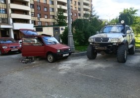 Из недавнего, сравни вал с Ларгусом и со своим Сейфом. 

Спереди, не менее удобно, чем в них. 

Вот сзади, сзади да, там места нет. 

Поэтому, я считаю, что Ока, это двухместный автомобиль, с возможностью разместить парочку человек вторым рядом. 

Ага, как в некоторых спорткарах.