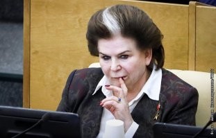 Терешкова - позор советской космонавтики.
Благодаря ей был распущен женский отряд космонавтов, а следующая советская женщина полетела только через 20 лет.