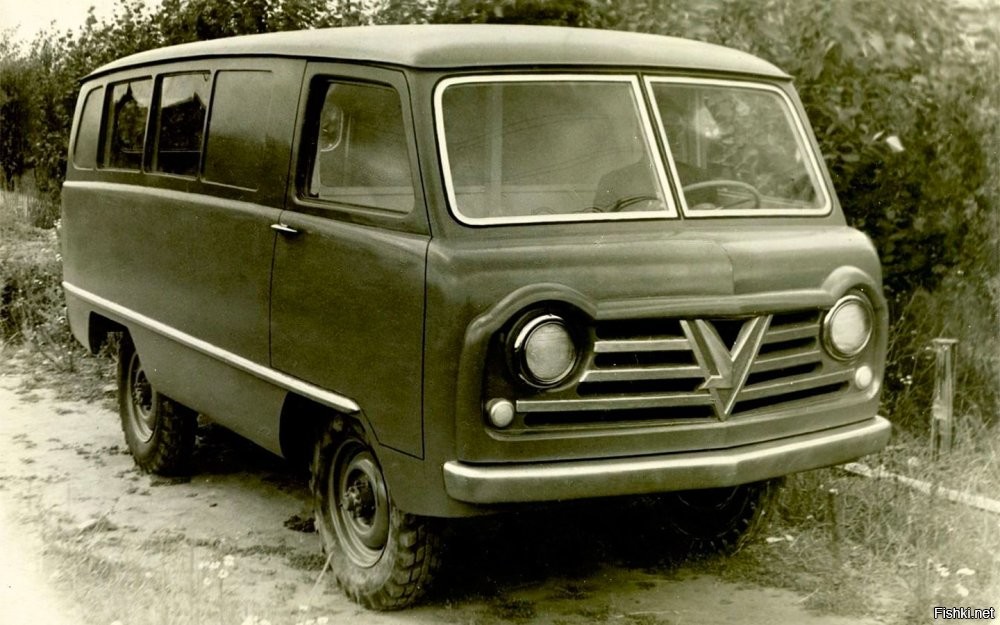 УАЗ-450   первая самостоятельная серийная модель автозавода. Создан на узлах и агрегатах ГАЗ-69, но с двигателем увеличенного рабочего объёма.  делали с дверями, открывающимися против хода...
К 1965 году  начался выпуск нового семейства автомобилей   УАЗ-452,