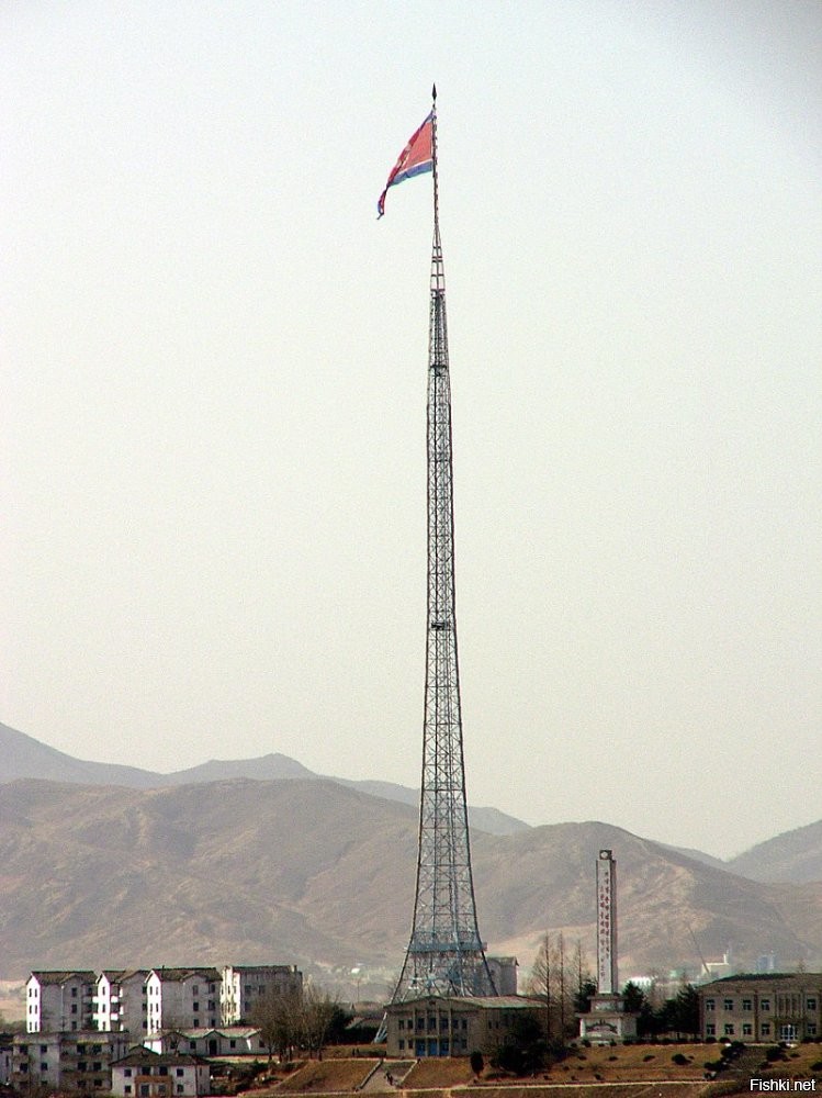 В Кинджондоне флаг побольше и флагшток повыше. Северная Корея рулит, однако...