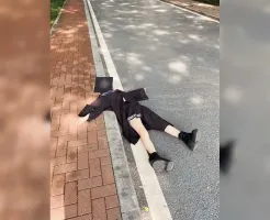 Некоторые пытаются продать свои услуги на улицах прямо на обочинах дорог.
*******
Не она случайно?Уже и ноги раздвинула.