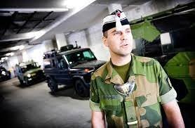 В норвежской армии до сих пор носят похожее...старший дежурный на смене.
Старый вариант последний.