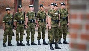 В норвежской армии до сих пор носят похожее...старший дежурный на смене.
Старый вариант последний.
