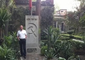 Из интернета
Анатолий Чубайс на могиле Троцкого