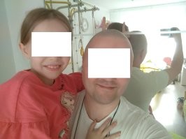 Май 2020-го. Пандемия. Я не стригся к началу карантина около месяца, оброс, как слон. И тут узнаем, что еще 2 недели будет нельзя выходить на улицу. Ну я и побрился налысо...
Жена обиделась, а дочь вот поддержала и с удовольствием гладила лысину руками...