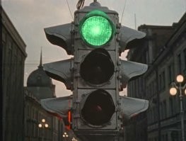 Зачем же оскорблять художника, да еще так грубо.....

До 1959 года красный и зелёный цвета были на местах, противоположных нынешним, затем СССР присоединился к Международной конвенции о дорожном движении и к Протоколу о дорожных знаках и сигналах. (С) Вики