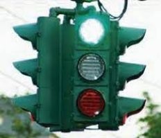 Зачем же оскорблять художника, да еще так грубо.....

До 1959 года красный и зелёный цвета были на местах, противоположных нынешним, затем СССР присоединился к Международной конвенции о дорожном движении и к Протоколу о дорожных знаках и сигналах. (С) Вики