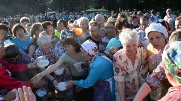 В Харькове жители устроили давку из-за бесплатных бургеров