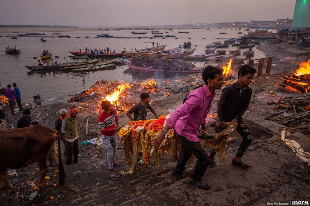 Варанаси – это столица смерти: каждый день сюда со всей Индии стекаются тысячи больных, старых и немощных людей, чтобы умереть на берегу Ганга.