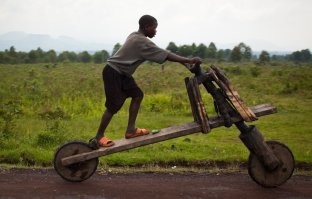 Сдаётся мне, что это папа ему сделал.  А вовсе не  сам подросток.
Между тем, в Африке....