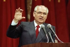 Переживи немецкую оккупацию в детстве.
Поработай с 13-ти лет в колхозе.
Получи в 18 лет орден Трудового Красного Знамени
Стань Генеральным секретарём КПСС.
Выдвини ложную концепцию, которая будет горячо поддержана всем населением многомилионной страны.
Расшатай экономику.
Брось огромную страну на грани развала.
Напиши 24 книги
Стань лауреатом Нобелевской премии.......................................................
И т.д., и т.д., и т.д. и т.д. 
И ТОГДА  Я ПРИСЛУШАЮСЬ К ТВОЕМУ МНЕНИЮ ОБ ЭТОМ ЧЕЛОВЕКЕ!?
(Или это совсем другое? Данный методологический подход уже не подойдёт? Понимать надо?)