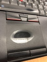 Это ноут. Подумаешь тачпад потёрся. У меня мышь насквозь протёрлась, под большим пальцем.