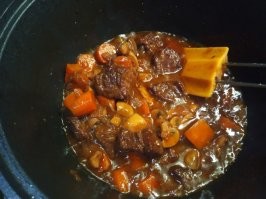 Та же говядина по-бургундски зачем тогда обжаривается? Куски крупные 4х4 см. Тушится она личной мной часа 2,5 и корочку сохраняет. Готовил раз 15 точно.