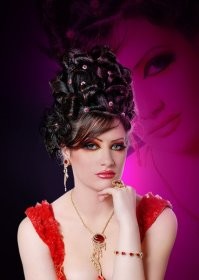 Ну, над моей второй половинкой визажисты тоже издеваются для съёмок. Я не понимаю, как она всё это терпит? Я в ужосе нах. Хорошо хоть она смывает всё это сразу после съёмок, и я её такой вживую не видел. А то бы заикаться начал.