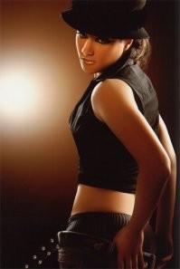 Ну, над моей второй половинкой визажисты тоже издеваются для съёмок. Я не понимаю, как она всё это терпит? Я в ужосе нах. Хорошо хоть она смывает всё это сразу после съёмок, и я её такой вживую не видел. А то бы заикаться начал.