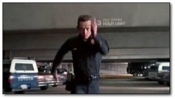 В Сочи задержали неадеквата, таранившего головой проезжающие машины