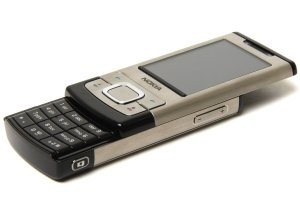 Вы слишком молоды, металлические корпуса уже были в нулевых на Nokia 6500 Slide и Motorola RAZR V3. И как смена корпуса может повлиять на NFS?