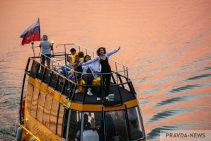 В нашем задрищинске, маршрут короче и билет стоит 550 руб. Раньше, когда плавал старый кораблик, который догнивает в затоне, билеты были дешёвыми. Дачники плавали на нём на дачу, молодёжь каталась постоянно. Теперь купили современный, больше простаивает и плавает полупустой.