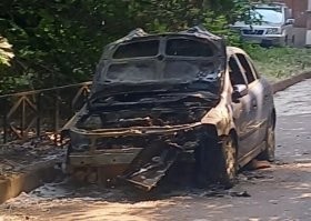 Под "выгорело все" здесь понимается, что восстановлению не подлежит или что восстановление нецелесообразно, т.к. затраты кратно выше рыночной стоимости авто
На фото видно, что весь передок выгорел. Как себя чувствует движок - не видно, не думаю, что заведется