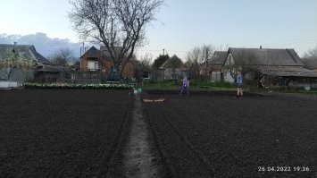 Дом под Полтавой, прям на месте Полтавской битвы (село Побаванка) внутри обычный дом 1980 года постройки. Родительский дом. Особенностей нет. Есть память, есть земля. Помним, трудимся, отдыхаем.