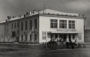 Шарья Костромской области, кинотеатр "Мир".
И в Бобруйске такой, ...и тоже "Мир"