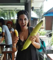 и в салатницу, и в развратницу - иначе чего он так радуется )))