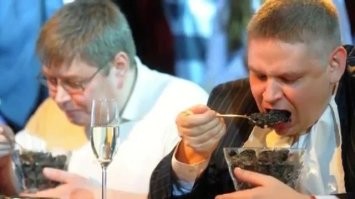 Богачей не жалко.  Я не из того социального слоя, чтоб сочувствовать тем кто присваивает себе добавочную стоимость трудящих и эксплуатирует людей.  Тут тока исследователя жалко, всё таки научный кадр.
Простите, не готов лить крокодильи слёзы по людям, которые вместо того чтоб помогать окружающим делать этот мир лучше, используют капиталы для своего развлечения. Когда уже невозможно прожрать все имеющиеся деньги, когда всего с избытком, начинаются выкрутасы - как бы  эдак внести в жизнь экстрима и романтики. Утонули и хрен с ними. Я б даже деньги налогоплательщиков не тратил на их поиски. Ну либо, все затраченные средства на эту поисково-спасательную экспедицию - взыскал бы со счетов этих богачей. 
Кстати, сложно представить как их родственники и потенциальные наследники держали за них пальцы крестиком. Небось сейчас лупятся в кровавую кашу, кто и какую долю получить должен :)