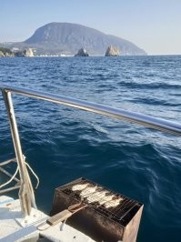 Да сколько там этой рыбы. На один заход тем же мужикам в лодке. 
В Крыму ловят и там же на борту готовят и с пивком.