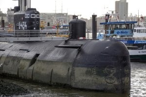 Советская многоцелевая дизель-электрическая подводная лодка проекта 641Б «Сом». По классификации НАТО, класса «Tango».

Была вооружена 22 торпедами или 44 минами (дополнительно можно было разместить или 12 торпед или 24 мины). Надводная скорость составляла 13 узлов (один узел равен 1,852 км/ч), подводная - 15. Рабочая глубина погружения - 240 метров, предельная - 300. Автономность плавания составляла 80 суток.

30 марта 1974 года заложена на заводе «Красное Сормово», город Горький (Нижний Новгород). 29 апреля 1976 года пл спущена на воду. 30 апреля 1976 года поднят военно-морской флаг, подводная лодка вошла в состав ВМФ СССР. 12 мая - 12 августа 1978 года - первый боевой боевой поход, 10 марта 1995 - 15 мая 1995 года - последний боевой поход.

10 апреля 2002 года выведена из состава ВМФ РФ. С 2002 года - музейный экспонат в Гамбурге.